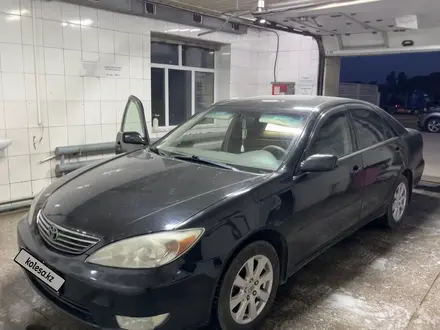 Toyota Camry 2001 года за 5 300 000 тг. в Усть-Каменогорск – фото 2