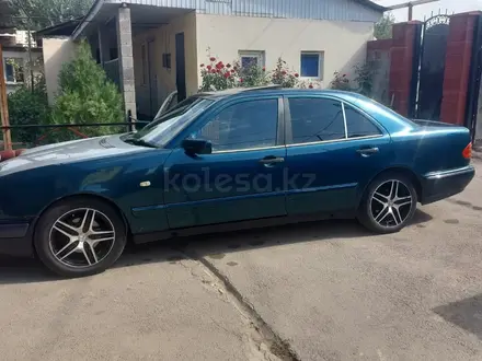 Mercedes-Benz E 230 1997 года за 2 200 000 тг. в Алматы – фото 4