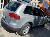Volkswagen Touareg 2006 года за 5 700 000 тг. в Усть-Каменогорск – фото 2
