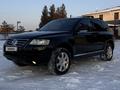 Volkswagen Touareg 2003 года за 5 850 000 тг. в Алматы – фото 9