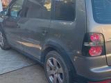 Volkswagen Touran 2008 года за 3 500 000 тг. в Уральск – фото 4