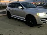 Volkswagen Touareg 2007 года за 5 000 000 тг. в Атырау – фото 2