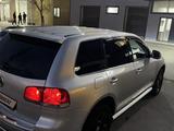 Volkswagen Touareg 2007 года за 5 000 000 тг. в Атырау – фото 3