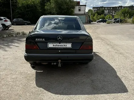 Mercedes-Benz E 220 1993 года за 2 150 000 тг. в Караганда – фото 16