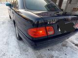 Mercedes-Benz E 230 1997 года за 2 800 000 тг. в Караганда – фото 2