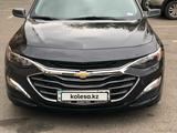 Chevrolet Malibu 2022 года за 10 111 111 тг. в Алматы