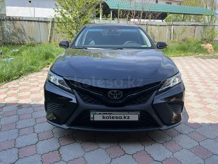 Toyota Camry 2018 года за 12 000 000 тг. в Алматы – фото 2