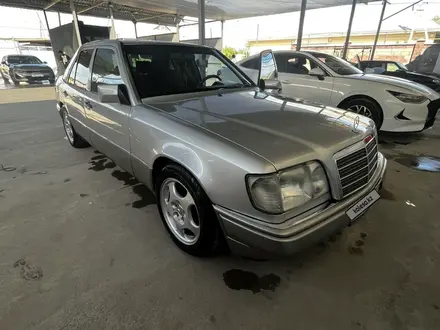 Mercedes-Benz E 220 1994 года за 2 800 000 тг. в Туркестан – фото 3