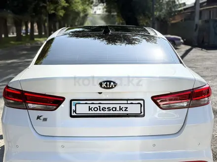 Kia K5 2018 года за 8 800 000 тг. в Алматы – фото 14
