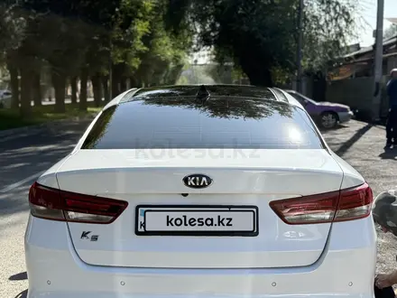 Kia K5 2018 года за 8 800 000 тг. в Алматы – фото 16