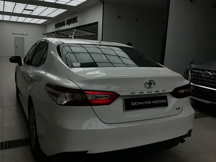 Toyota Camry 2019 года за 8 700 000 тг. в Актобе – фото 3