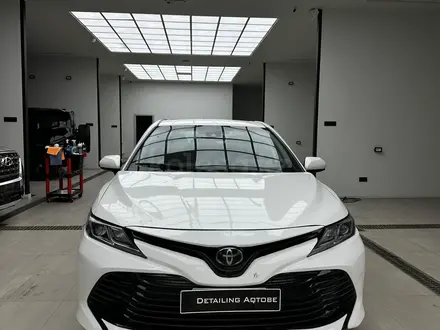 Toyota Camry 2019 года за 8 700 000 тг. в Актобе – фото 2