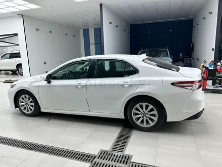 Toyota Camry 2019 года за 8 700 000 тг. в Актобе – фото 4