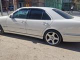 Mercedes-Benz E 240 2000 года за 5 500 000 тг. в Жанаозен – фото 2