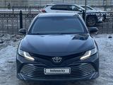 Toyota Camry 2018 года за 11 900 000 тг. в Астана – фото 2