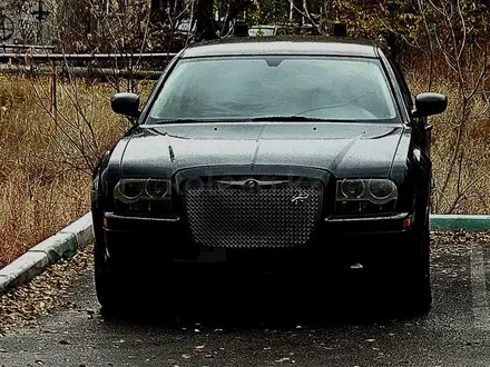 Chrysler 300C 2005 года за 2 500 000 тг. в Караганда – фото 2