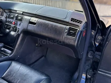 Mercedes-Benz E 320 1998 года за 2 500 000 тг. в Алматы – фото 13