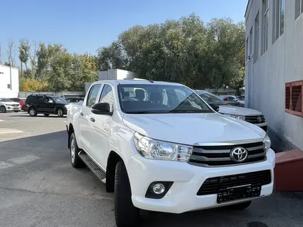 Toyota Hilux 2018 года за 15 500 000 тг. в Алматы – фото 2