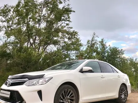 Toyota Camry 2016 года за 11 200 000 тг. в Уральск – фото 2