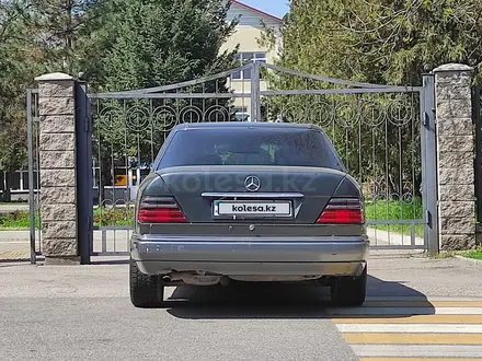 Mercedes-Benz E 200 1993 года за 2 350 000 тг. в Алматы – фото 4