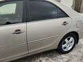 Toyota Camry 2004 года за 4 000 000 тг. в Атырау – фото 2