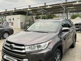 Toyota Highlander 2018 года за 16 900 000 тг. в Атырау