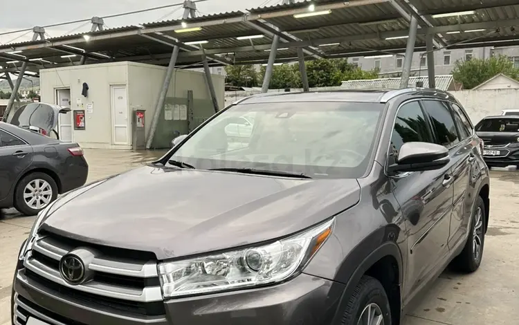 Toyota Highlander 2018 года за 16 900 000 тг. в Атырау