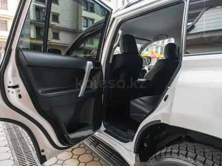 Toyota Land Cruiser Prado 2019 года за 25 000 000 тг. в Алматы – фото 24