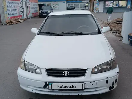 Toyota Camry 2000 года за 3 200 000 тг. в Конаев (Капшагай) – фото 2