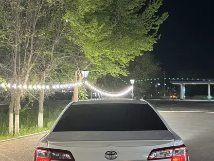 Toyota Camry 2013 года за 7 300 000 тг. в Уральск – фото 2