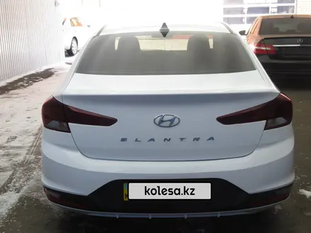 Hyundai Elantra 2019 года за 5 862 400 тг. в Актобе – фото 2