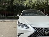 Lexus ES 250 2023 годаfor24 999 999 тг. в Актобе – фото 2