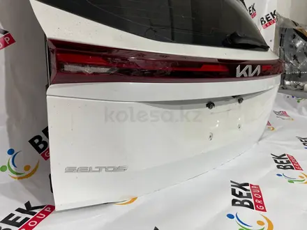 Крышка багажника KIA Seltos 2019-2025 ORIGINAL (белый) за 10 000 тг. в Алматы – фото 5