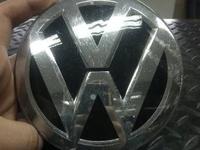 Эмблема VW черный/блестящий хр за 40 000 тг. в Атырау