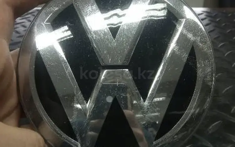 Эмблема VW черный/блестящий хр за 40 000 тг. в Атырау