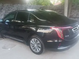 Hongqi E-QM5