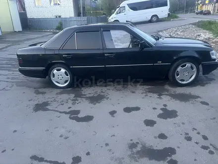Mercedes-Benz E 280 1993 года за 2 700 000 тг. в Алматы