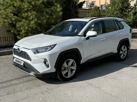 Toyota RAV4 2022 года за 16 700 000 тг. в Караганда