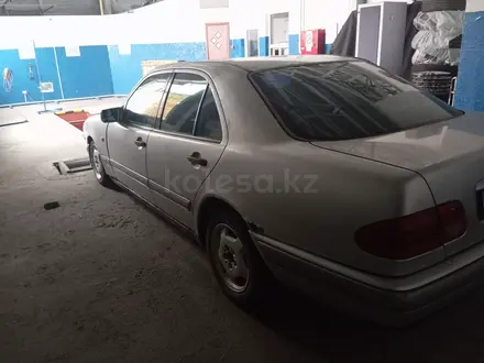 Mercedes-Benz E 200 1996 года за 1 750 000 тг. в Петропавловск – фото 9