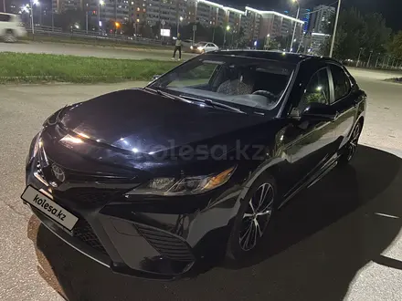 Toyota Camry 2019 года за 14 000 000 тг. в Актобе – фото 4