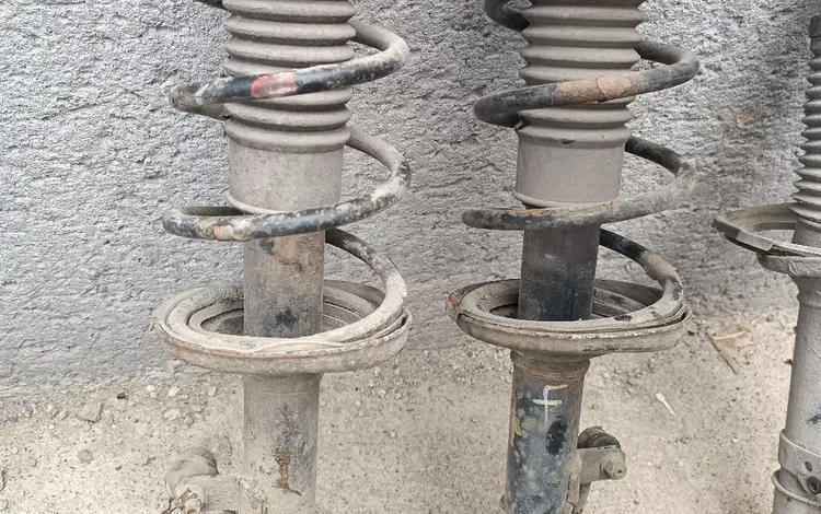 Задние амортизаторы с пружинами toyota avensis t22 за 25 000 тг. в Шымкент