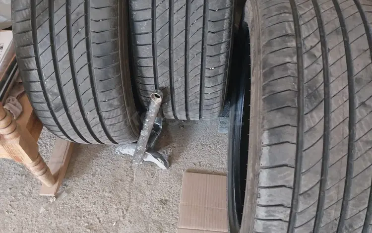 Комплект летних шин 225/45 R17 (свежие, 2024 год) за 90 000 тг. в Атырау