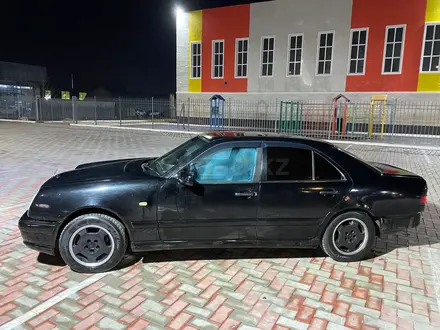 Mercedes-Benz E 320 1999 года за 1 500 000 тг. в Актау – фото 3