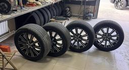 Диски с шинами и с датчиком Довлени комплект на лексус или тойота за 300 000 тг. в Атырау