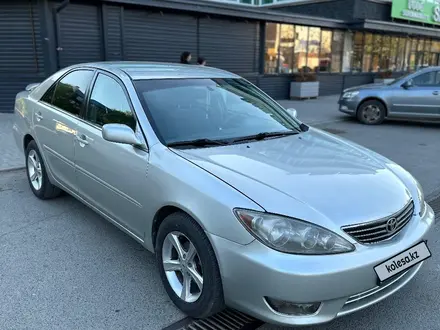 Toyota Camry 2005 года за 4 300 000 тг. в Уральск – фото 2