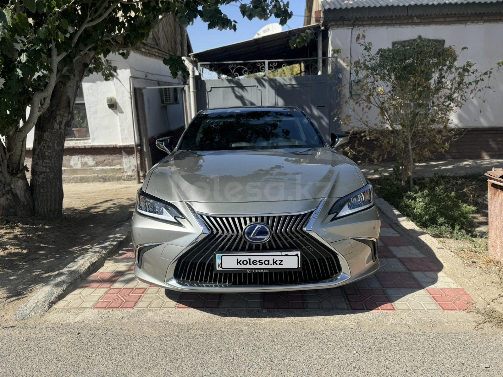 Lexus ES 300h 2019 г.