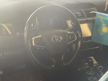 Toyota Camry 2015 года за 11 500 000 тг. в Актобе – фото 2