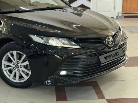 Toyota Camry 2018 года за 10 500 000 тг. в Шымкент – фото 2