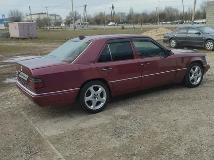 Mercedes-Benz E 280 1995 года за 2 200 000 тг. в Кулан – фото 2