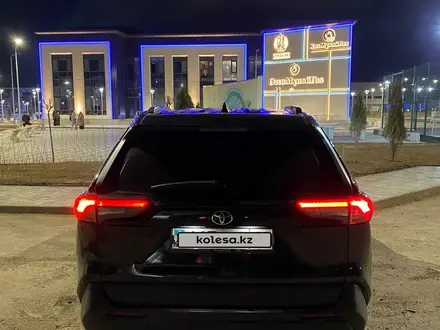 Toyota RAV4 2021 года за 11 500 000 тг. в Актау – фото 2